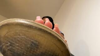 UNDER BIGS WORN SANDALS