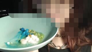 Une goth girl te fait des bonbons a la salive