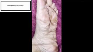 Di888 itches feet with purple towel