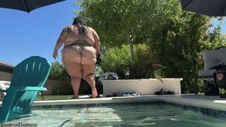 Voyeur Bikini Try-on, Ass Shaking In The Pool