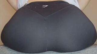 My tight leggings are farting so disgusting and locked in my jeans