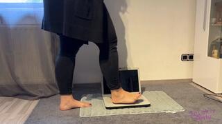 Sneaker-Girl Ella - Old Notebook Destruction