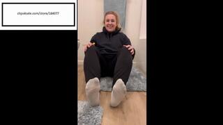 Sommerstimetats uses your toothbrush to itch feet, same socks