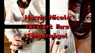Domina lackiert ihre Fingernägel. Würdest du zukünftig diese Aufgabe übernehmen? Schwarzer Nagellack