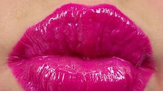 Shiny Pink Lipgloss Kisses