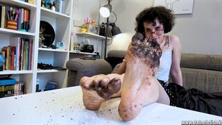 Maggie: footjob con i piedi sporchi - Maggie: dirty feet footjob