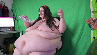 SSBBW FUCKS BELLY BUTTON WITH DILDO