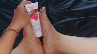 Practicing to give massages with the pronounced arches of the feet (7)