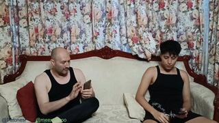 CATANDO LAS PATAS DE ALEX