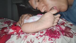 Roxana regresa y recibe adoración mientras duerme