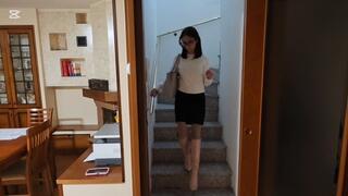 Oggi Miss Annika e molto felice perché Mister Dark gli ha regalato un paio di stivali con i tacchi alti Scendendo le scale della casa del dottore si ammira affascinata tanto che viene quasi sgridata. Comincia ad agitarsi correre e mentre corre ecco!