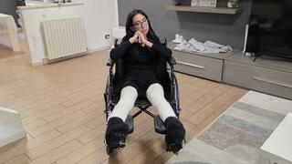 Miss Annika e a casa sua, sta preparando i vestitini per le sue principessine, quando capisce che non ci arriva. Si inventa una specie di scala ma purtroppo NON È una scala. Si arrampica, vola e si frattura le due gambe. Chiede aiuto, si trascina poi