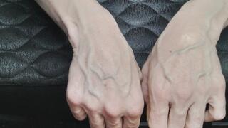 The veins, patience, as they gradually become thicker and the color intensifies. Veins and the passing of the minutes Slow video and silence