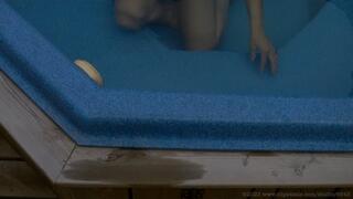 A quick blowjob in the whirlpool (2015) (MP4)