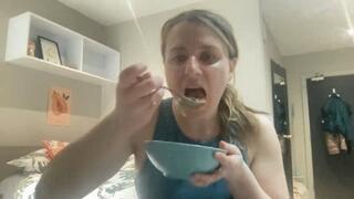 Elsa Eats Breakfast-Smoothie Bowl