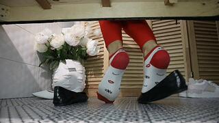 Shoeplay in red leggings WMV