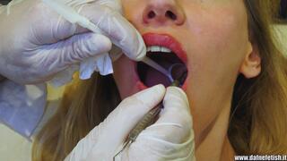 Blonde Sugar: la pulizia dei denti - Blomde Sugar: teeth cleaning (TEETH FETISH; MEDICAL FETISH)