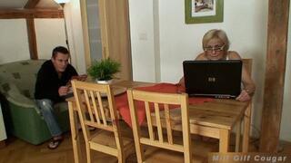 DISCOVERING THAT HIS MOTHER-IN-LAW LOVES PORN, HE TAKES ADVANTAGE OF IT TO FUCK HER