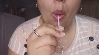 Sabor y seducción: ella disfrutando de los sabores de cada chupetín. Disfruta cada momento!!!