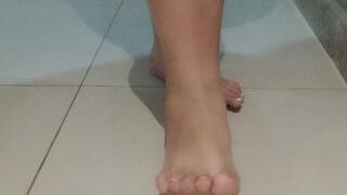 BBW esmagando comida com pés grandes pisoteando e saltando com suas solas largas.