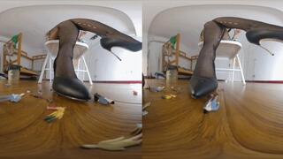 3DVR180 LELE soles and socks trample on dwarves