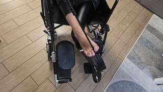 Miss Annika oggi ha un paio di Hunter nuovi e non vede l'ora di farli vedere in giro si prepara con i suoi pantaloni e giubbotto in pelle cosa che non può mancare il suo frustino sexy entusiasta scende le scale e ahimè inciampa cosa sarà successo?...