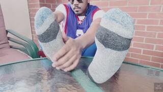 I touch and show my male feet in the solarium (2025)