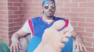 I wiggle and scrunch my male feet (2025)