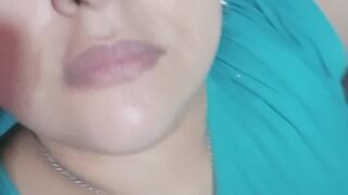 Muy cansada con mucho sueño, tratando de no bostezar