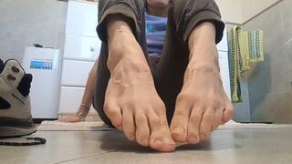 EMEX reveals her soles and feet in her granny’s bathroom