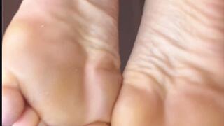 DrArches Rests Her Feet on Your Face (1080 mp4)