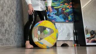Valeri in latex Sittopop 2 small beachball