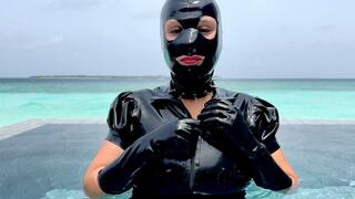 Genieße die geilen dicken Titten deiner Herrin im Pool! Herrin Nicole öffnet ihre Latex-Bluse!