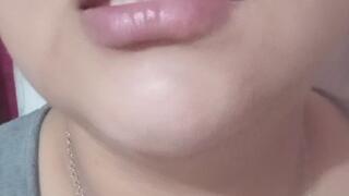 Masticando chicle y explotando globos: sonidos pegajosos y relajantes.