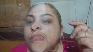 Mi rostro aplastado contra el cristal: cara, boca, nariz y lengua en primer plano solo para ti.