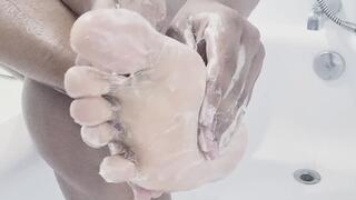 I clean sensually my feet (2025)