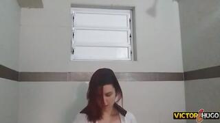 Dançando funk de calcinha vermelha na banheira de hidromassagem