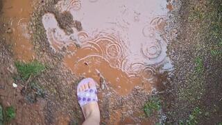 Pepa plays in the mud puddle