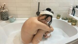 SunnyBunny in the bathtub, BIG FARTS - wmv