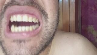 Dientes perfectos para tu fetiche, el lo muestra solo para ti