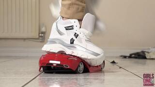 Victoria 4 - Crushing Mercedes (Close-up)