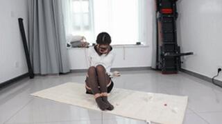 xy341 - thought the cute little secretary in gray stockings was tied up with ropes and tried to pick up candy from the ground with her feet.