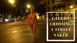 Crossing a street naked and caught by cars and passers-by during a naked walk in public