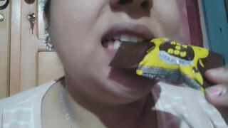 El placer de romper chocolates con mi boca