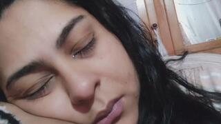 Cansada y con sueño. Bostezando para ti.