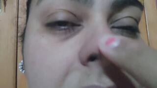 Nariz mimada: pellizcos y caricias en primer plano