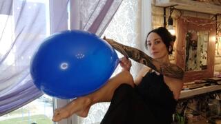 WindowSill B2P with blue Monster: Mouth, Legs & Final Squeeze Explosion - Mishel Looner balloons