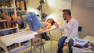 Cloe: esame medica ed ECG - Cloe: med exam and EKG (MEDICAL FETISH)