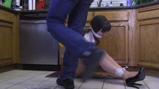 sd2511CHRISSY-Getting tied up in the middle of the day