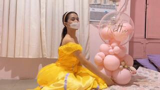 Gift me by buying this princess hugging balloons vid ............ KITTY